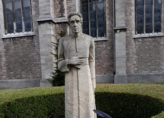The monument to Paster Pype beside the church of Saints Peter and Paul in Ostend, an anchor at its foot.